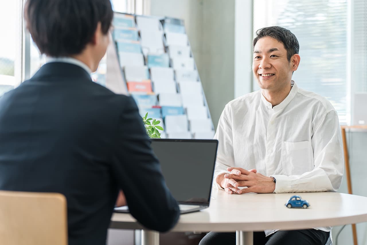男性と接客しているビジネスマン