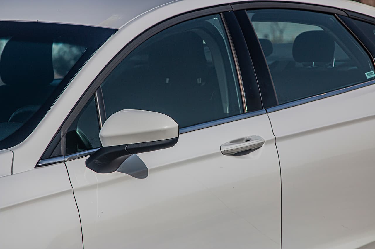 白い車のバックミラー付き左ドア