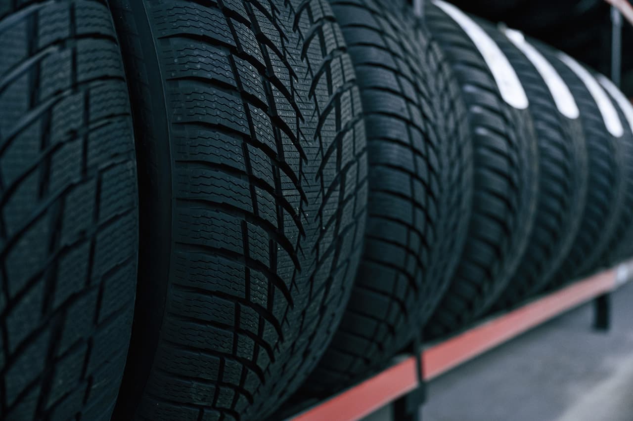 車のタイヤが並んでいる